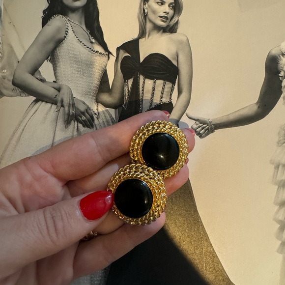 St. John large black enamel and gold tone vintage clip on earrings - Picture 4 of 12